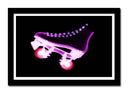 Cuadro enmarcado negro patin color neon morado, fondo negro, patinaje