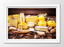 Cuadro enmarcado blanco bodegon de quesos con nueces, aperitivo
