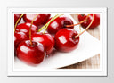 Cuadro enmarcado blanco cerezas sobre fondo blanco, fruta, verano