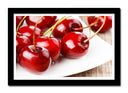 Cuadro enmarcado negro cerezas sobre fondo blanco, fruta, verano