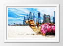 Cuadro enmarcado blanco camello en la playa, ciudad e dubai