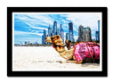 Cuadro enmarcado negro camello en la playa, ciudad e dubai