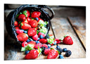 Cuadro cesto de frutos rojos, fresas, arandanos, fruta