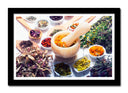 Cuadro enmarcado negro mortero lleno de especias, colores, sabores