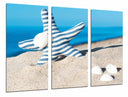 Tríptico estrella de mar con rayas azul y blanca sobre la playa, arena