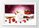Cuadro enmarcado blanco bola de helado con fresas, postre