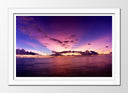 Cuadro enmarcado blanco paisaje atardecer en el oceano, tonos morados, mar