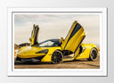 Cuadro enmarcado blanco McLaren P1 amarillo con toques negros
