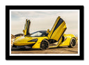 Cuadro enmarcado negro McLaren P1 amarillo con toques negros