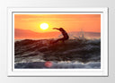 Cuadro enmarcado blanco surfista cogiendo la ola, atardecer, playa, deporte