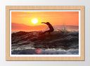 Cuadro enmarcado natural surfista cogiendo la ola, atardecer, playa, deporte