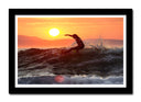 Cuadro enmarcado negro surfista cogiendo la ola, atardecer, playa, deporte