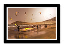 Cuadro enmarcado negro windsurf en la playa, deporte, vela, atardecer, tonos calidos