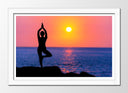 Cuadro enmarcado blanco Yoga, puesta de sol