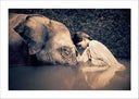 Lámina niña con elefante, color sepia, ternura, decoracion, animal