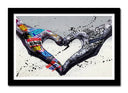 Cuadro enmarcado negro Arte callejero, manos con forma corazon, banksy