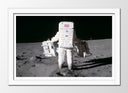 Cuadro enmarcado blanco astronauta en la luna