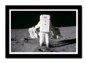 Cuadro enmarcado negro astronauta en la luna