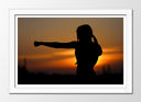 Cuadro enmarcado blanco judo, mujer en atardecer