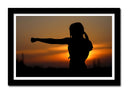 Cuadro enmarcado negro judo, mujer en atardecer