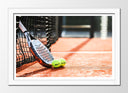 Cuadro enmarcado blanco raqueta de padel apoyada en la red