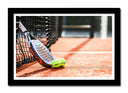 Cuadro enmarcado negro raqueta de padel apoyada en la red