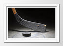 Cuadro enmarcado blanco stick de hockey, disco