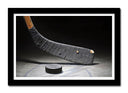 Cuadro enmarcado negro stick de hockey, disco