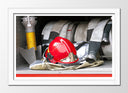 Cuadro enmarcado blanco Oficio, Bombero, casco rojo en fondo blanco y negro, camion