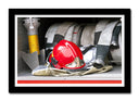 Cuadro enmarcado negro Oficio, Bombero, casco rojo en fondo blanco y negro, camion