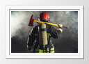 Cuadro enmarcado blanco Oficio, Bombero de espaldas con hacha en la mano