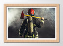 Cuadro enmarcado natural Oficio, Bombero de espaldas con hacha en la mano