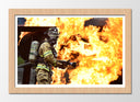 Cuadro enmarcado natural Oficio, Bombero apagando llamaradas