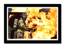 Cuadro enmarcado negro Oficio, Bombero apagando llamaradas