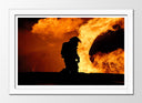 Cuadro enmarcado blanco Oficio, Bombero apagando fuego en atardecer