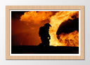Cuadro enmarcado natural Oficio, Bombero apagando fuego en atardecer