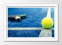 Cuadro enmarcado blanco padel, raqueta y pelota sobre pista azul