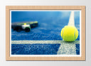 Cuadro enmarcado natural padel, raqueta y pelota sobre pista azul