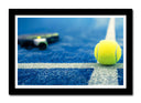 Cuadro enmarcado negro padel, raqueta y pelota sobre pista azul