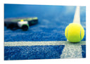 Cuadro padel, raqueta y pelota sobre pista azul