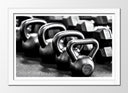 Cuadro enmarcado blanco kettebels en blanco y negro, crossfit