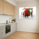 Estancia fresa dentro de un cubito de hielo