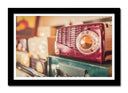 Cuadro enmarcado negro radio retro, color fuccsia, vintage, musica