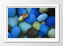 Cuadro enmarcado blanco imagen naturaleza, conjunto de piedras azules con mariposa
