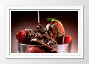 Cuadro enmarcado blanco fresas con chocolate derretido