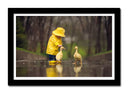 Cuadro enmarcado negro niños con patitos en la calle, lluvia