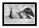 Cuadro enmarcado negro mujer sexy sobre cama en ropa interior