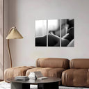 Estancia torso mujer desnuda en la cama blanco y negro