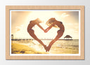 Cuadro enmarcado natural corazon en la playa ,mujer