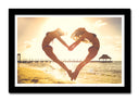 Cuadro enmarcado negro corazon en la playa ,mujer